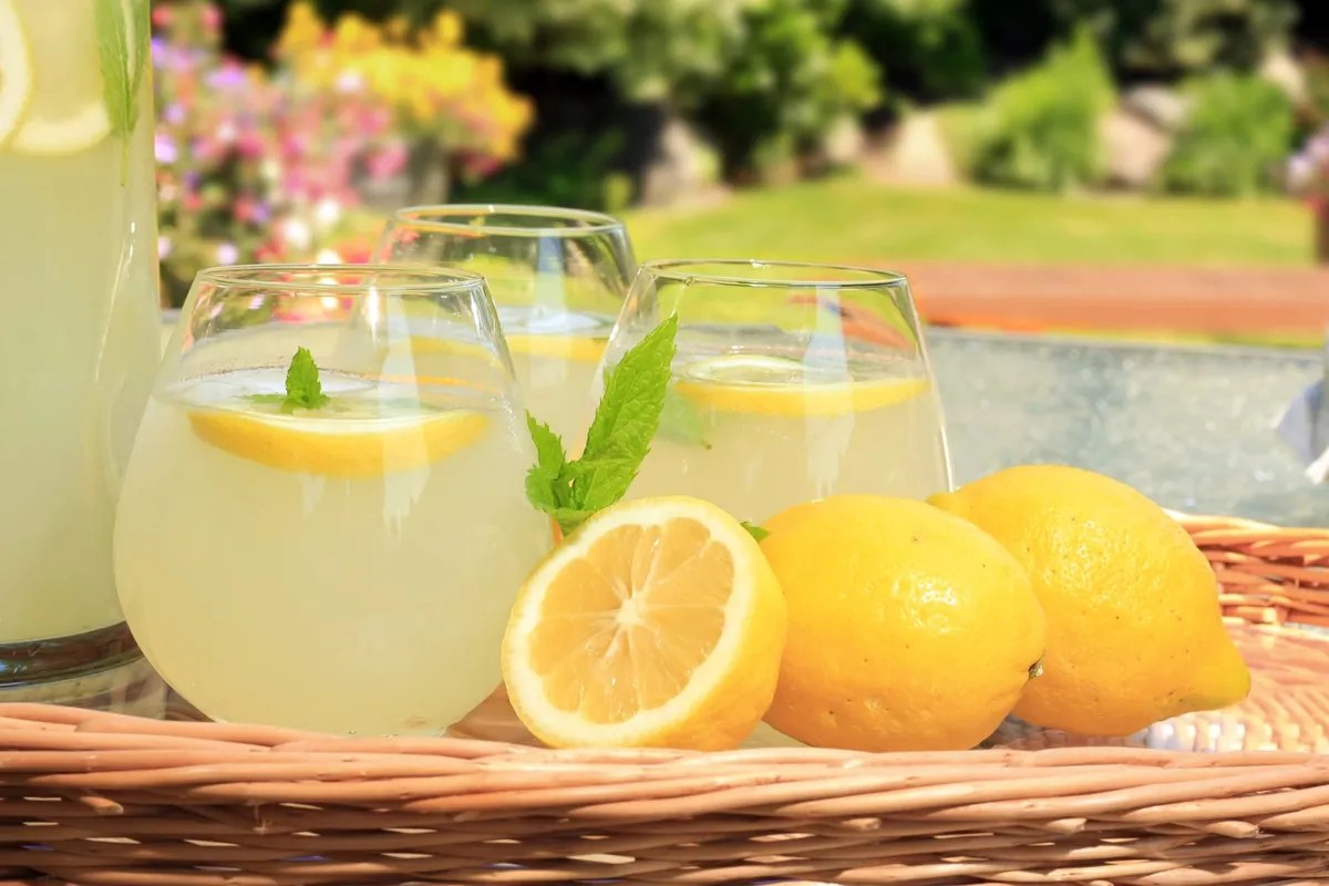 Pichet de citronnade maison avec des citrons frais et des glaçons