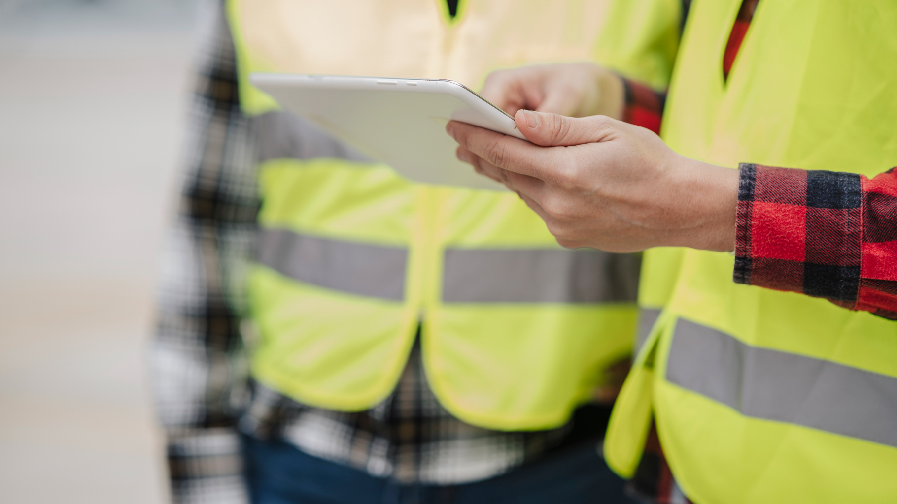 Conseiller en prévention échangeant avec des agents sur la sécurité au travail