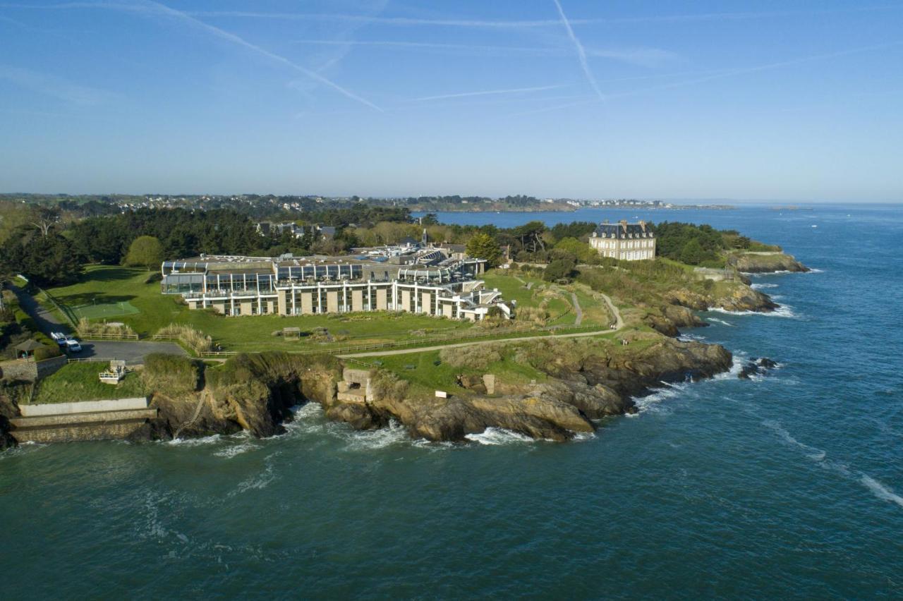 Piscine d'eau de mer chauffée dans une thalasso à Dinard face au littoral