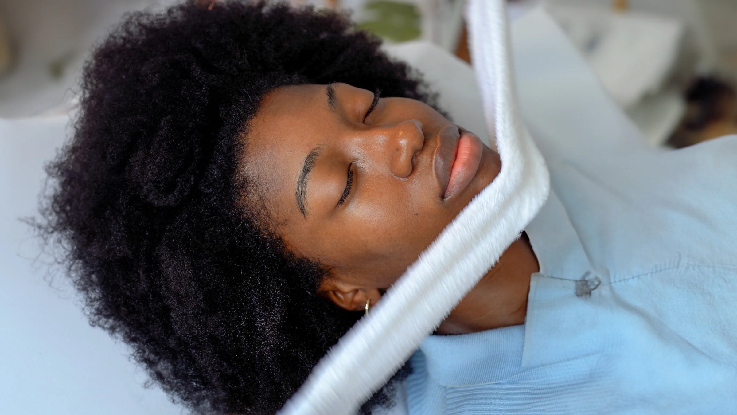 Visage de femme au teint lumineux et reposé, effet bonne mine