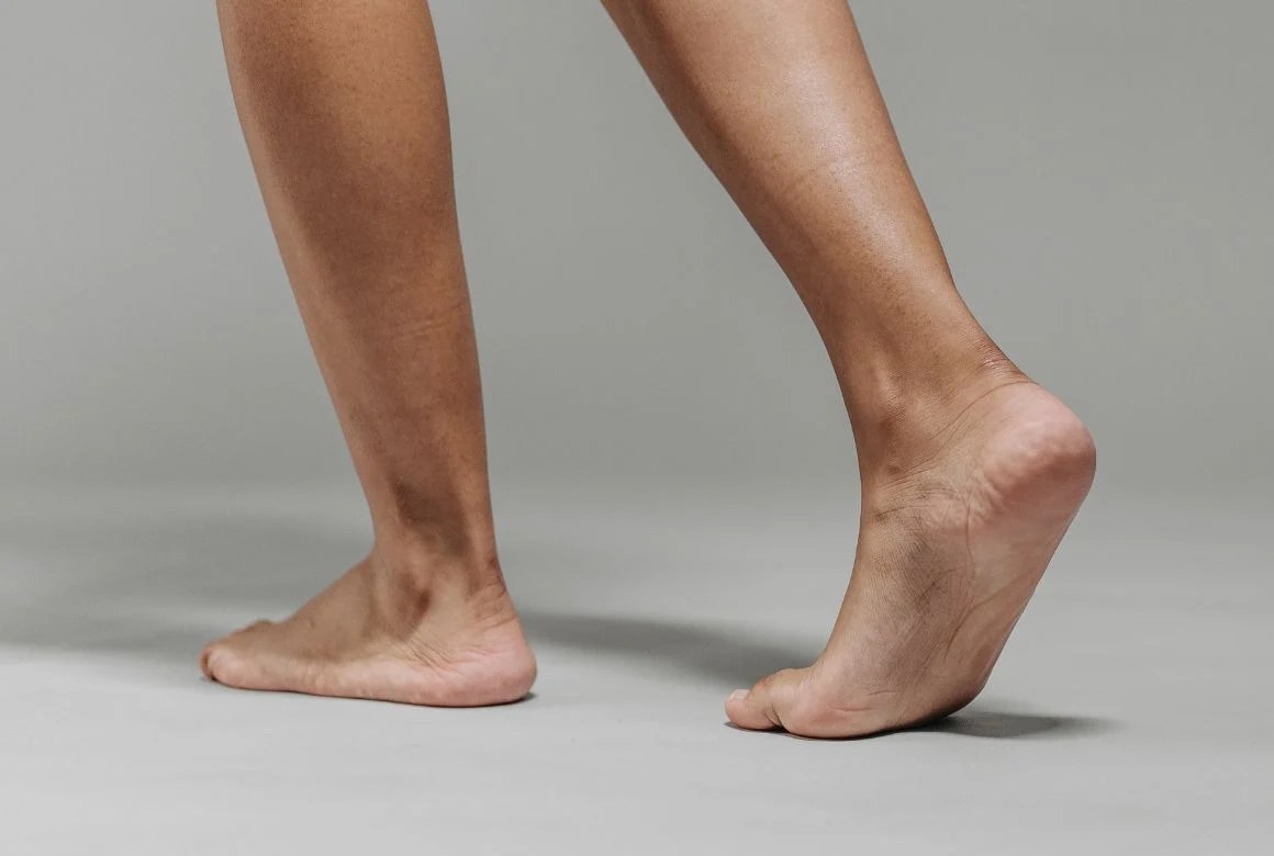 Talon sec présentant une corne épaisse et fendillée sur un pied posé au sol