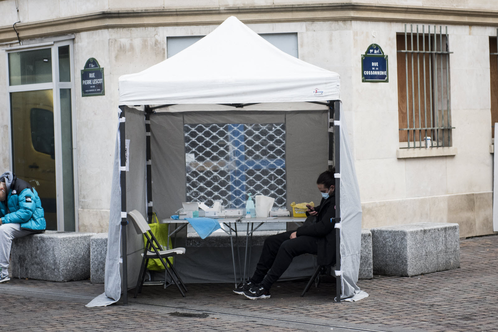 Prélèvement par écouvillon pour un test PCR de dépistage du Covid-19