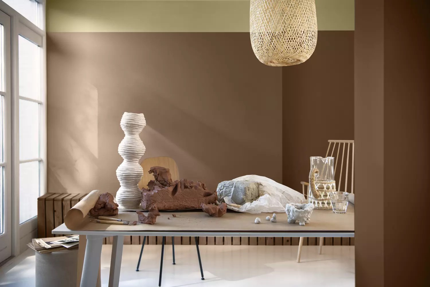 Salon lumineux décoré dans une nuance marron glacé avec bois clair et textiles écrus